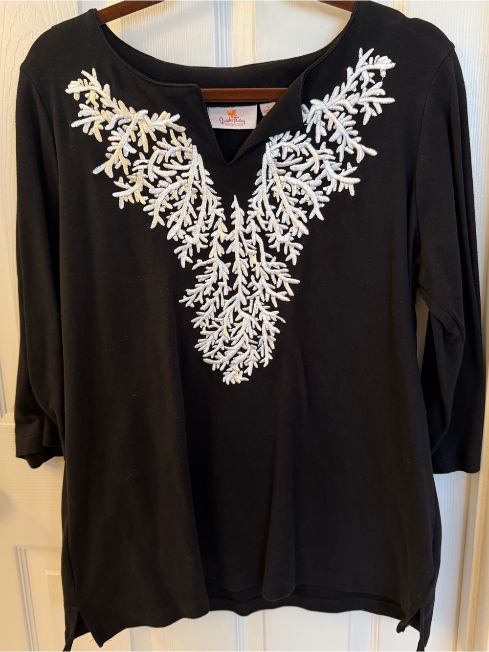 Quacker Factory Black Tunic top featuring white coral embroidery Sz Lg